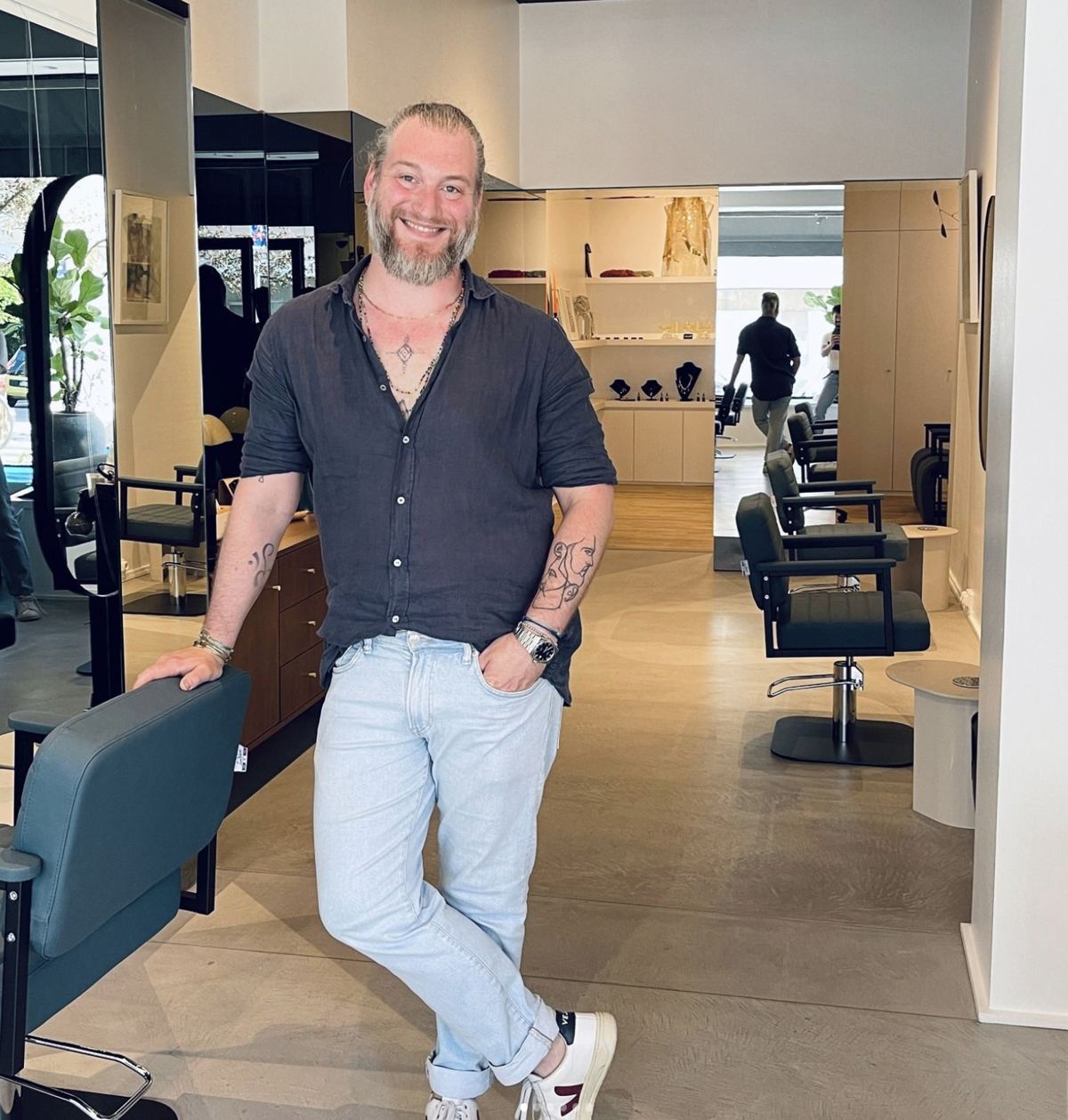 Christopher dans son salon, Rue Vanderkindere