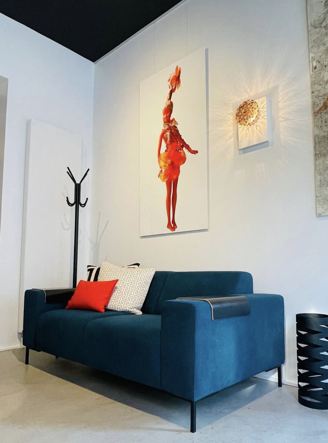 Le coin canapé et l'art au mur