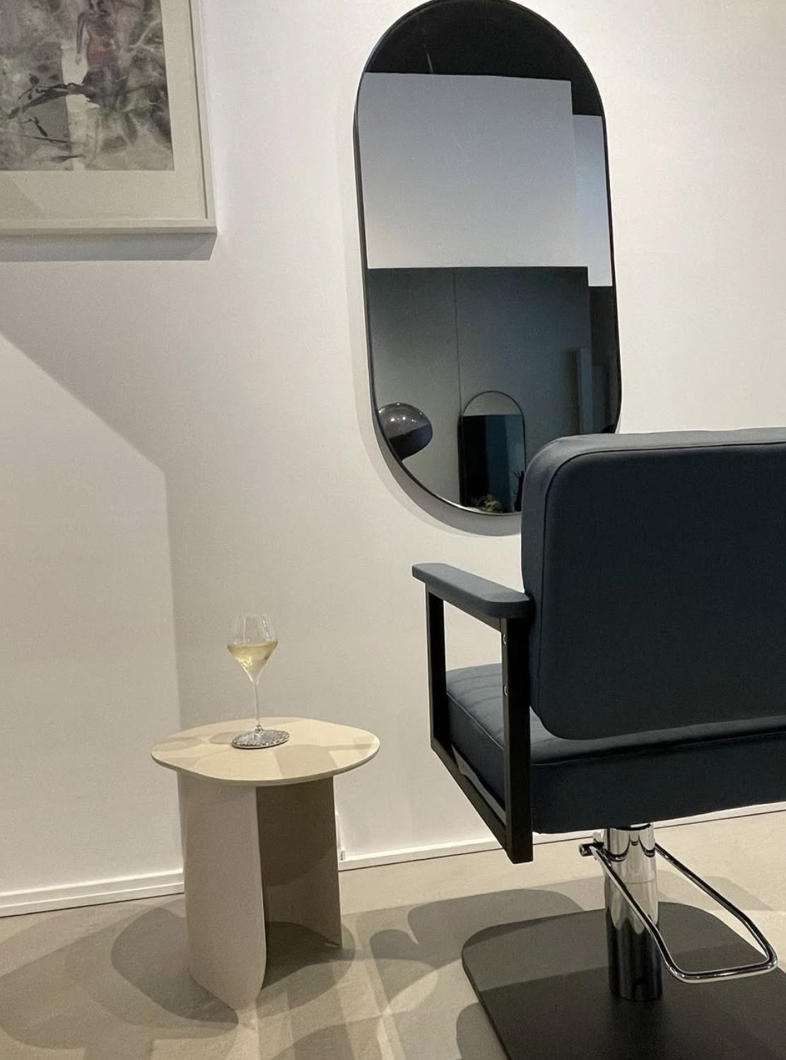 Un fauteuil, un miroir, une coupe de champagne