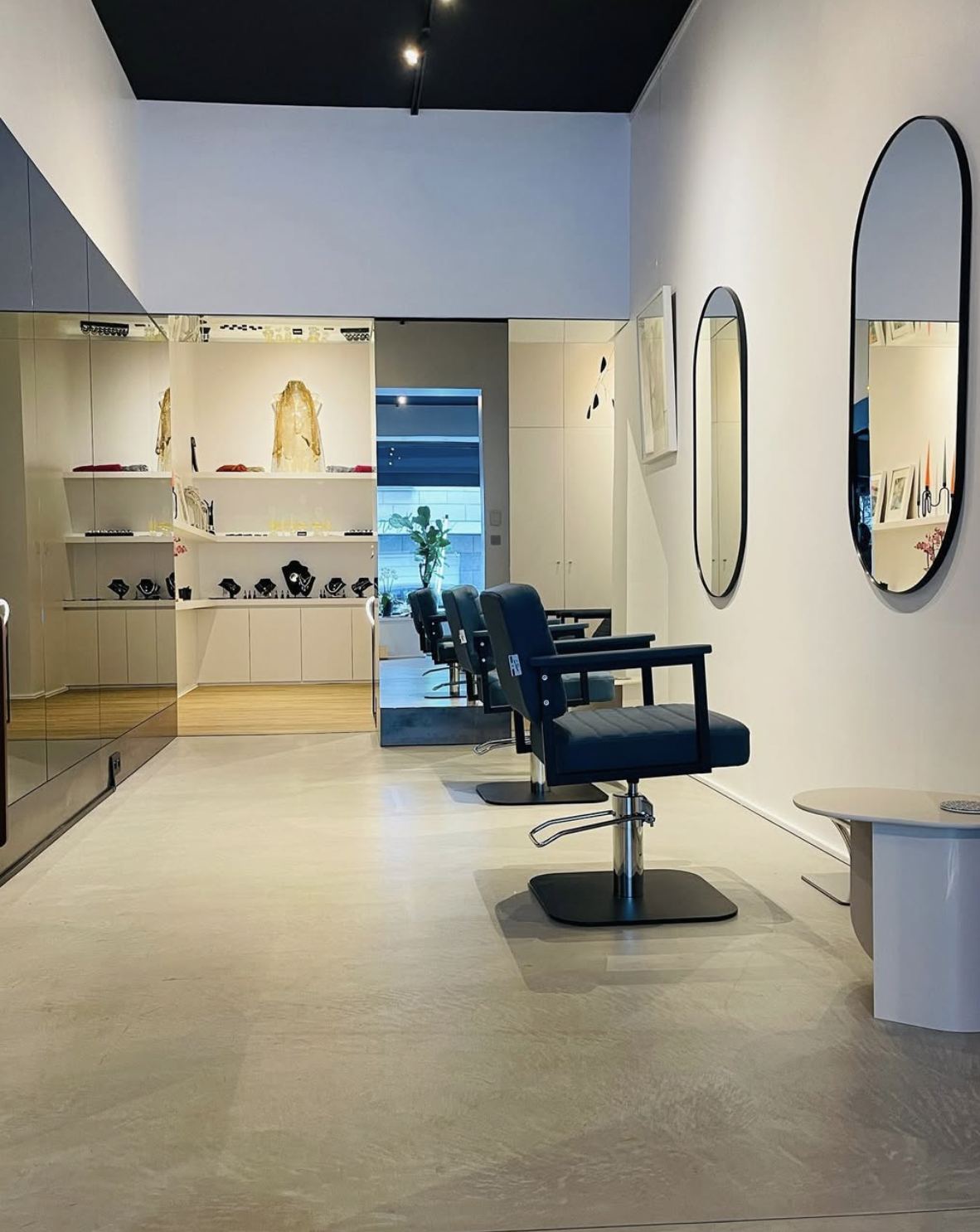 Les fauteuils et les miroirs ovales