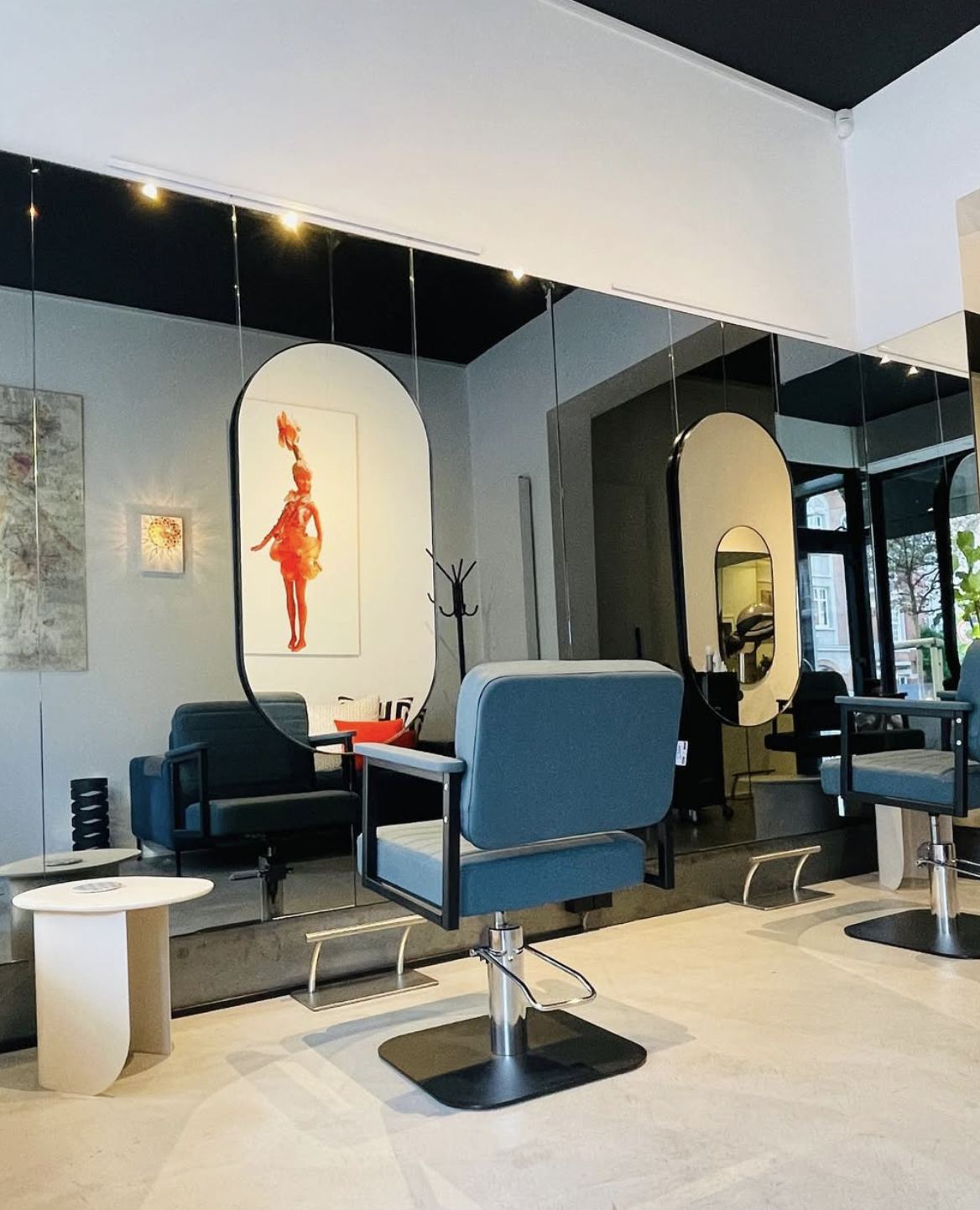 Le salon, fauteuils et miroirs